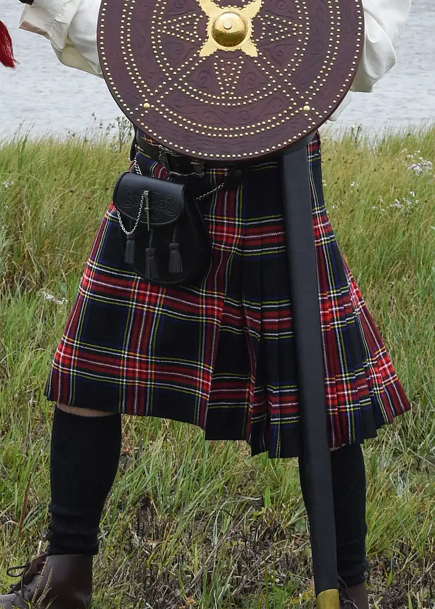 8 Yard Kilt, Schottenrock, Black Stewart Tartan, Taille 42 in. (XL)