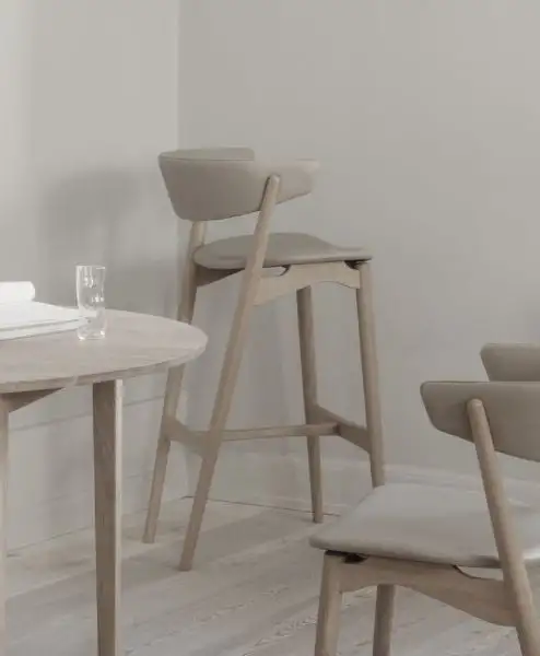 Sibast Furniture No 7 Barhocker, vollgepolstert, SH: 65 cm – Eiche weiß geölt/Leder hellgrau