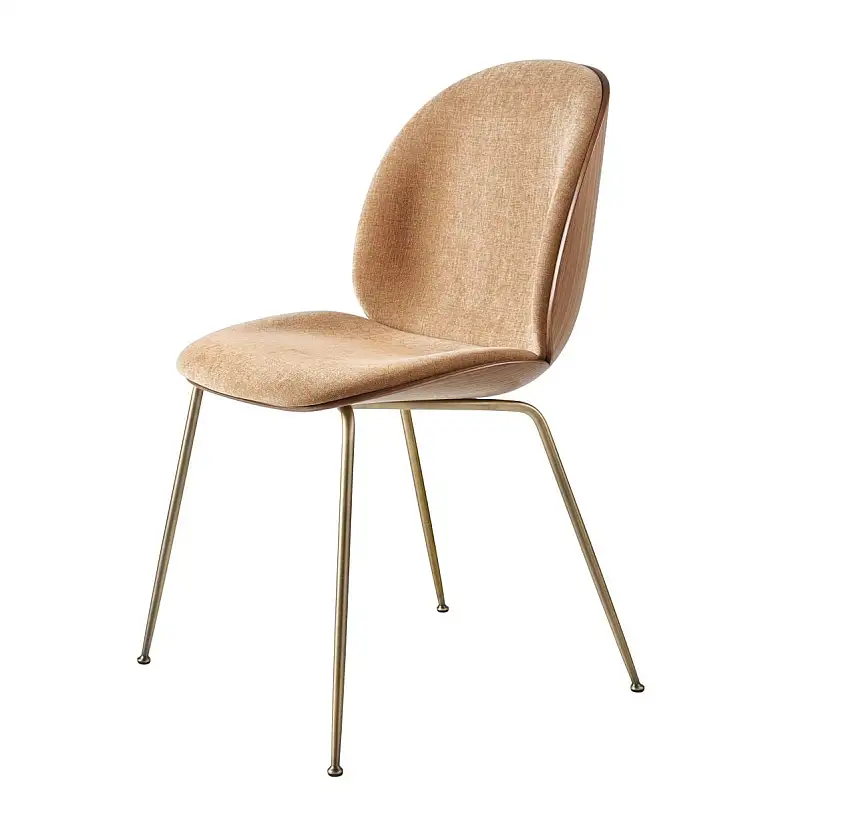 GUBI Beetle Esszimmerstuhl mit konischem Gestell SH: 43,5 cm – Gestell aus antikem Messing/Walnussschale/Belsuede