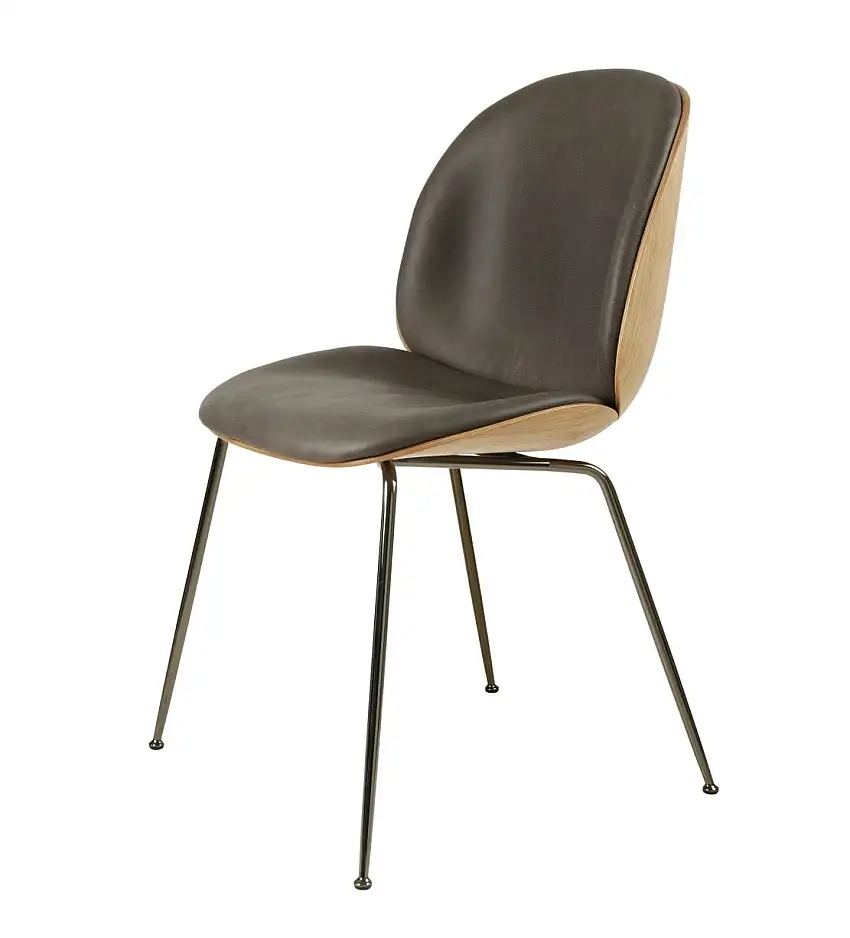 GUBI Beetle Esszimmerstuhl mit konischem Gestell SH: 43,5 cm – Gestell aus schwarzem Chrom/Furnierschale/weiches Leder in Grau