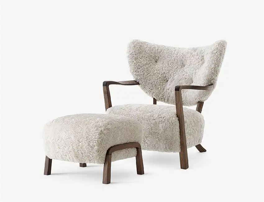 &Tradition Wulff ATD2 Lounge Chair inkl. Pouf SH: 41 cm - Geöltes Walnussholz / Schaffell Moonlight WERBEANGEBOT