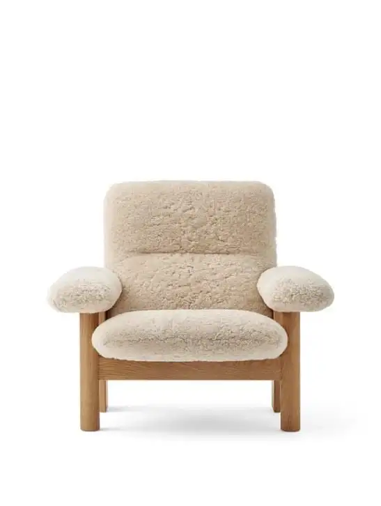 Audo Copenhagen Brasilia Lounge Chair SH: 39 cm – Eiche Natur/Schaffell Natur