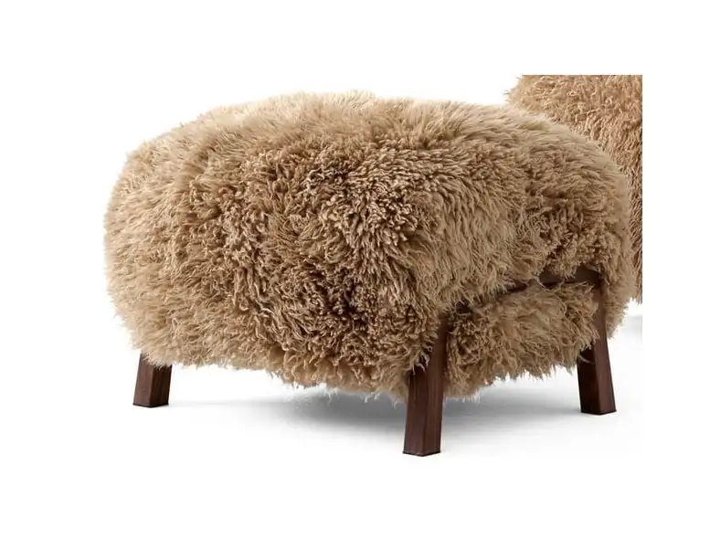 &Tradition Wulff Pouf ATD3 SH: 39 cm – Schaffell Honig/Walnuss
