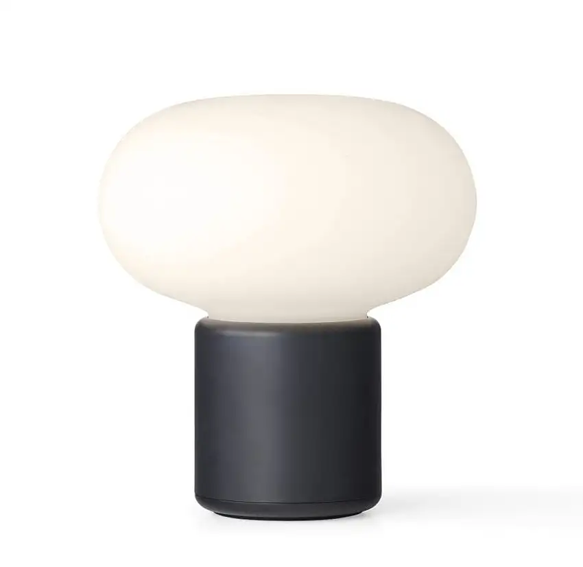 New Works Karl-Johan Tragbare Tischlampe H: 18 cm – Kaltes Schwarz