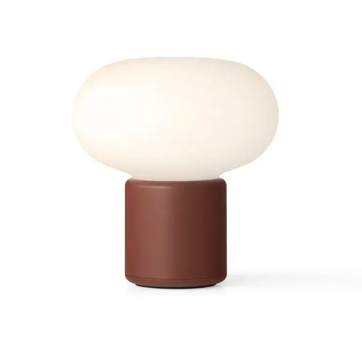 New Works Karl-Johan Tragbare Tischlampe H: 18 cm – Erdrot