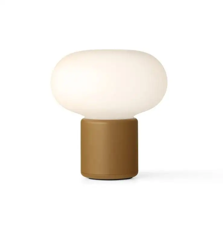 New Works Karl-Johan Tragbare Tischlampe H: 18 cm – Ockergelb