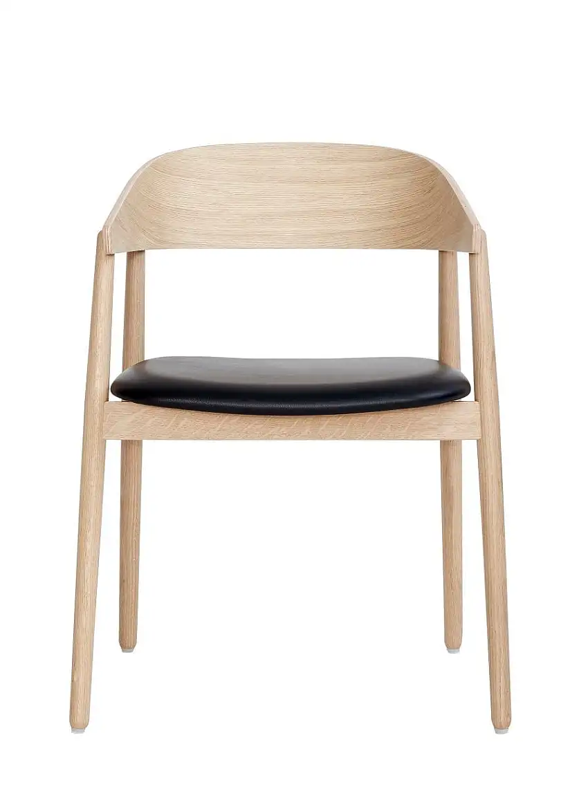 Andersen Furniture AC2 Stuhl SH: 43,5 cm – Weiß pigmentierte, matt lackierte Eiche/Schwarzes Leder