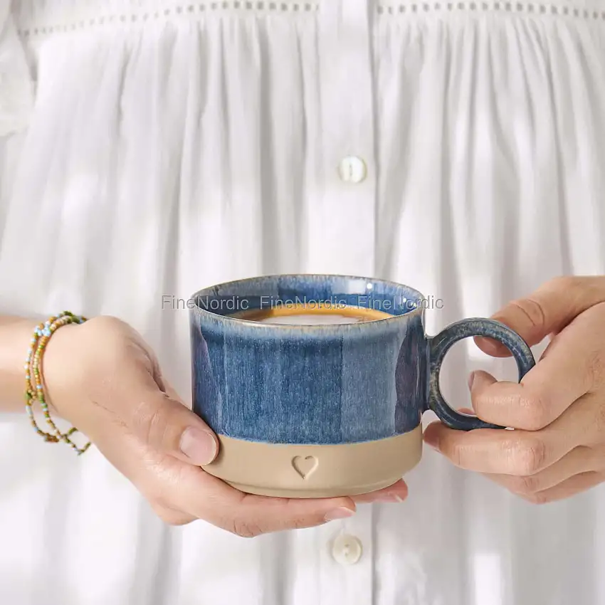 Ib Laursen Becher mit Henkel - Herz - Matter brauner Ton mit blauem Rand