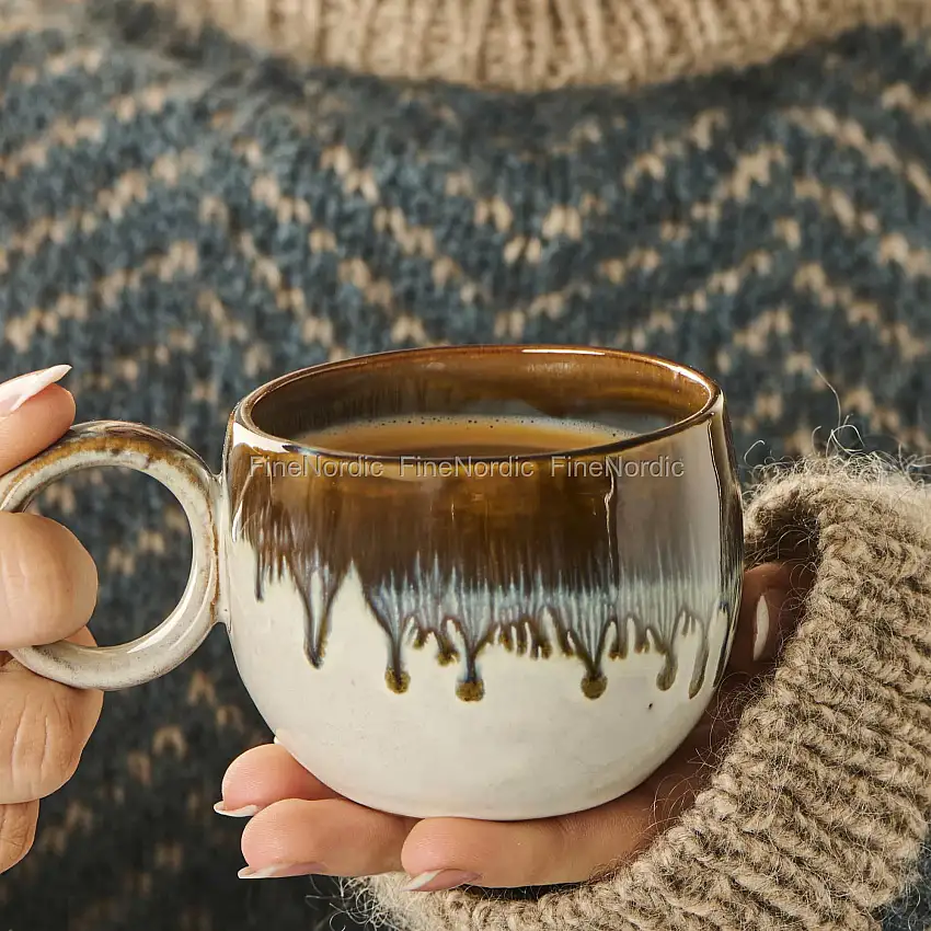 Ib Laursen Becher mit Henkel - "Vallvik" - Erdtöne mit blauer Tropfenglasur