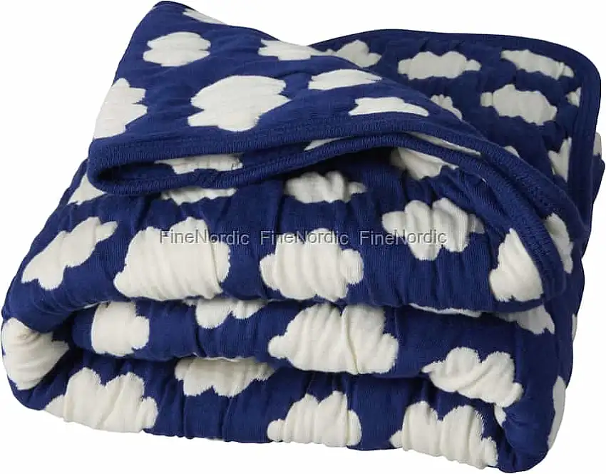 Rice Kinder Steppdecke aus Baumwolle - Wolkenmuster - Creme und Blau 75 x 95 cm